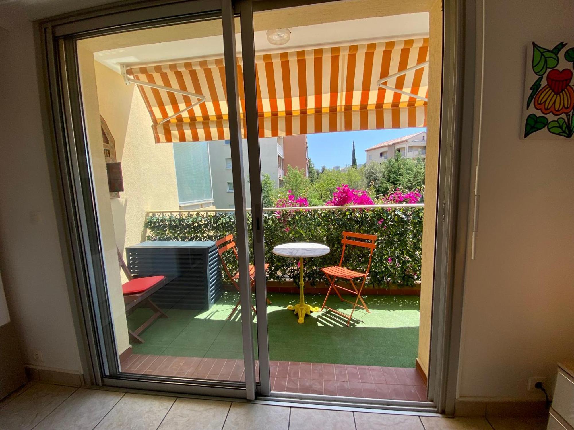 Chez Virginie : Appartement Lumineux Au Calme. Frejus Exterior photo